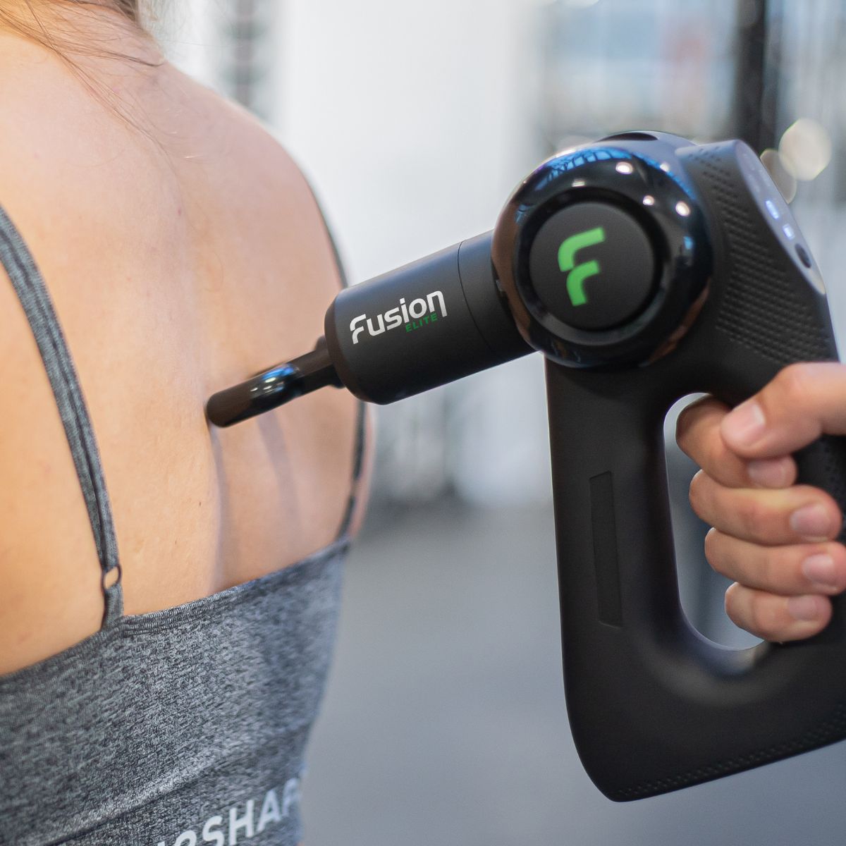 Massage gun op de nek