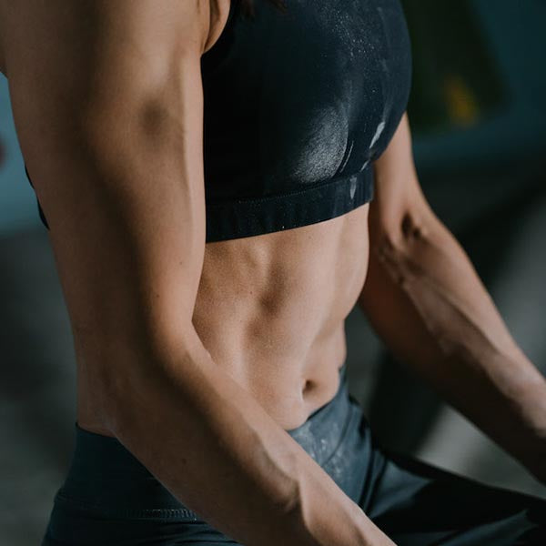 massage gun op de buik