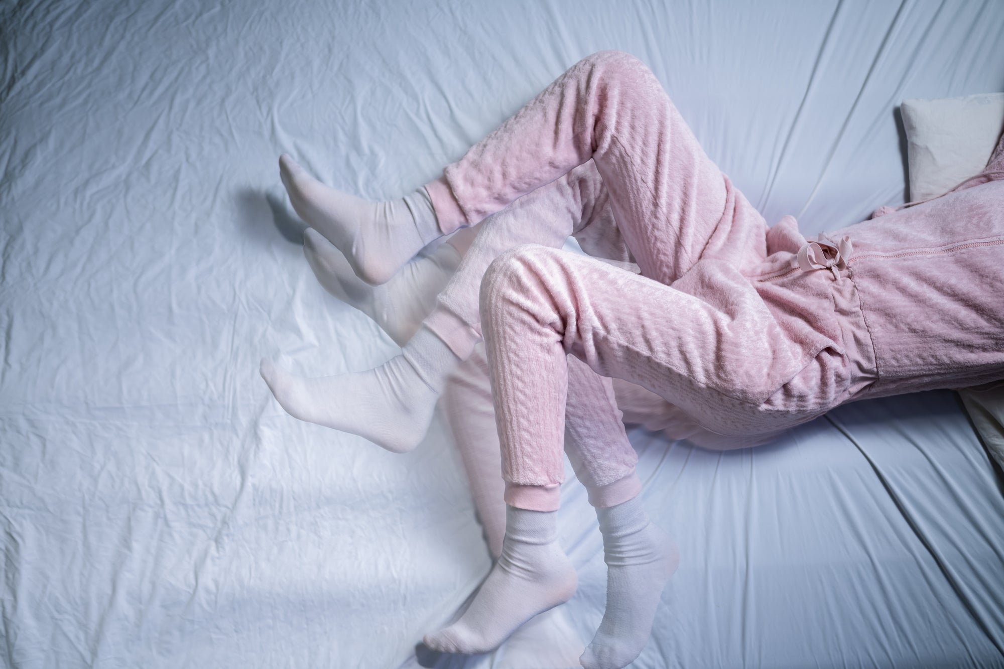 13 hilfreiche Möglichkeiten, unruhige Beine im Bett zu lindern